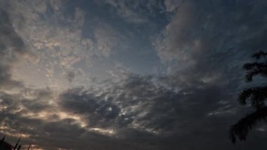 İnşaat alanında sabah bulutlu aydınlık altın saat.. 