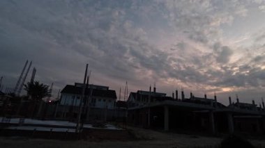 İnşaat alanında sabah bulutlu aydınlık altın saat.. 