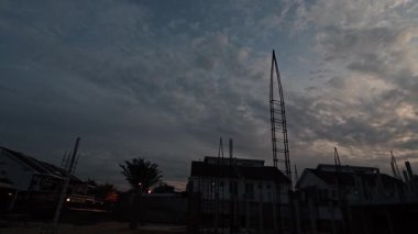 İnşaat alanında sabah bulutlu aydınlık altın saat.. 