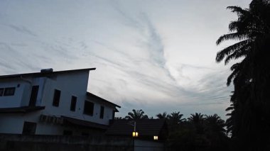 İnşaat alanında sabah bulutlu aydınlık altın saat.. 