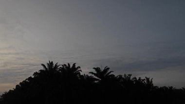 İnşaat alanında sabah bulutlu aydınlık altın saat.. 