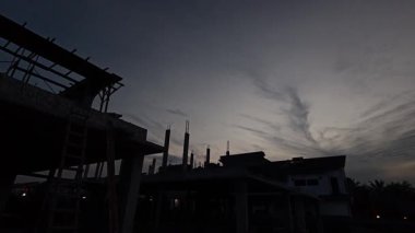İnşaat alanında sabah bulutlu aydınlık altın saat.. 