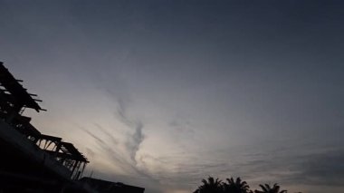 İnşaat alanında sabah bulutlu aydınlık altın saat.. 