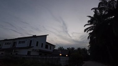 İnşaat alanında sabah bulutlu aydınlık altın saat.. 