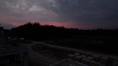 İnşaat alanında sabah bulutlu aydınlık altın saat.. 