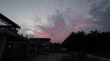 İnşaat alanında sabah bulutlu aydınlık altın saat.. 