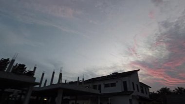 İnşaat alanında sabah bulutlu aydınlık altın saat.. 