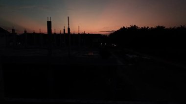 İnşaat alanında sabah bulutlu aydınlık altın saat.. 