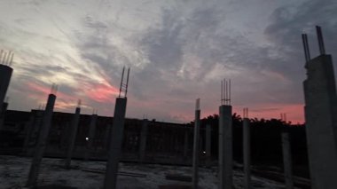 İnşaat alanında sabah bulutlu aydınlık altın saat.. 