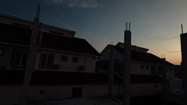 İnşaat alanında sabah bulutlu aydınlık altın saat.. 