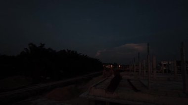 İnşaat alanında sabah bulutlu aydınlık altın saat.. 