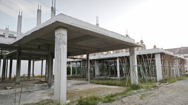 Konut inşaatı binasının temel beton çerçeve ve duvarı çevresindeki olay yeri. 