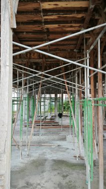 Konut inşaatı binasının temel beton çerçeve ve duvarı çevresindeki olay yeri. 