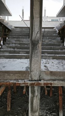 Konut inşaatı binasının temel beton çerçeve ve duvarı çevresindeki olay yeri. 