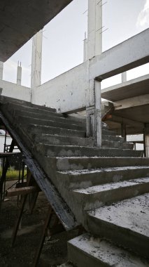 Konut inşaatı binasının temel beton çerçeve ve duvarı çevresindeki olay yeri. 