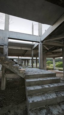 Konut inşaatı binasının temel beton çerçeve ve duvarı çevresindeki olay yeri. 