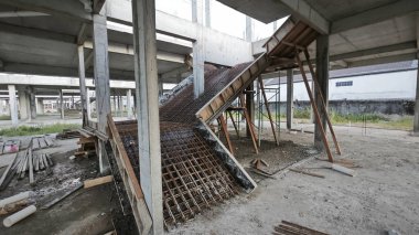 Konut inşaatı binasının temel beton çerçeve ve duvarı çevresindeki olay yeri. 