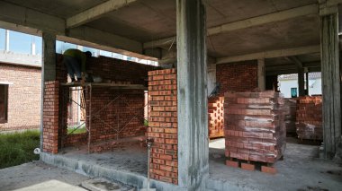 Konut inşaatı binasının temel beton çerçeve ve duvarı çevresindeki olay yeri. 
