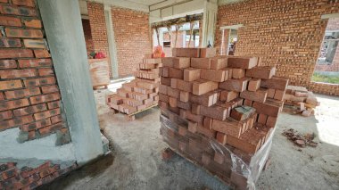 Konut inşaatı binasının temel beton çerçeve ve duvarı çevresindeki olay yeri. 