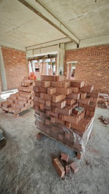 Konut inşaatı binasının temel beton çerçeve ve duvarı çevresindeki olay yeri. 