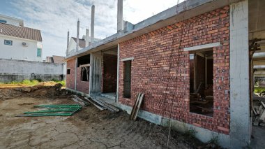 Konut inşaatı binasının temel beton çerçeve ve duvarı çevresindeki olay yeri. 