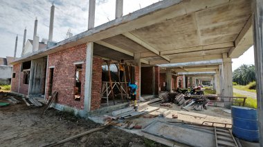 Konut inşaatı binasının temel beton çerçeve ve duvarı çevresindeki olay yeri. 