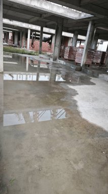 Konut inşaatı binasının temel beton çerçeve ve duvarı çevresindeki olay yeri. 