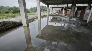 Konut inşaatı binasının temel beton çerçeve ve duvarı çevresindeki olay yeri. 