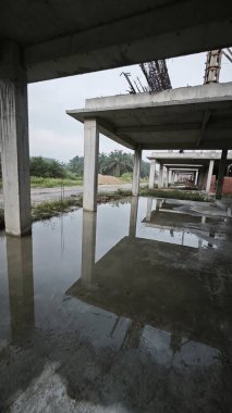 Konut inşaatı binasının temel beton çerçeve ve duvarı çevresindeki olay yeri. 