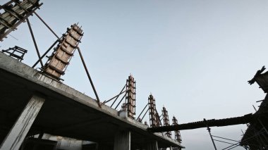 Konut inşaatı binasının temel beton çerçeve ve duvarı çevresindeki olay yeri. 