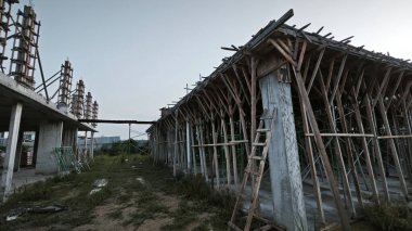 Konut inşaatı binasının temel beton çerçeve ve duvarı çevresindeki olay yeri. 