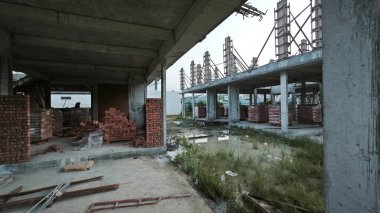 Konut inşaatı binasının temel beton çerçeve ve duvarı çevresindeki olay yeri. 