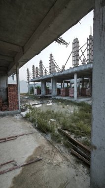 Konut inşaatı binasının temel beton çerçeve ve duvarı çevresindeki olay yeri. 