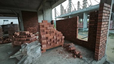 Konut inşaatı binasının temel beton çerçeve ve duvarı çevresindeki olay yeri. 