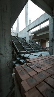 Konut inşaatı binasının temel beton çerçeve ve duvarı çevresindeki olay yeri. 