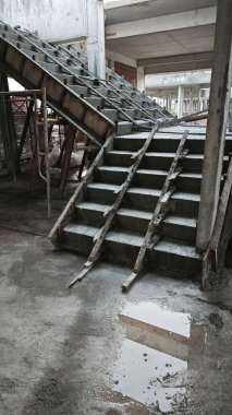 Konut inşaatı binasının temel beton çerçeve ve duvarı çevresindeki olay yeri. 