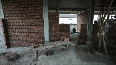 Konut inşaatı binasının temel beton çerçeve ve duvarı çevresindeki olay yeri. 