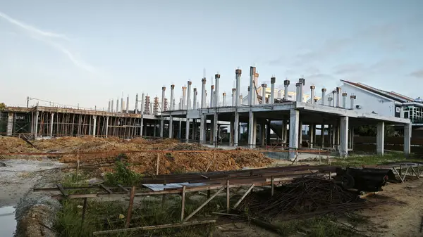 Konut inşaatı binasının temel beton çerçeve ve duvarı çevresindeki olay yeri. 