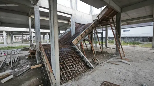 Konut inşaatı binasının temel beton çerçeve ve duvarı çevresindeki olay yeri. 