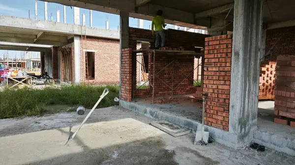 Konut inşaatı binasının temel beton çerçeve ve duvarı çevresindeki olay yeri. 