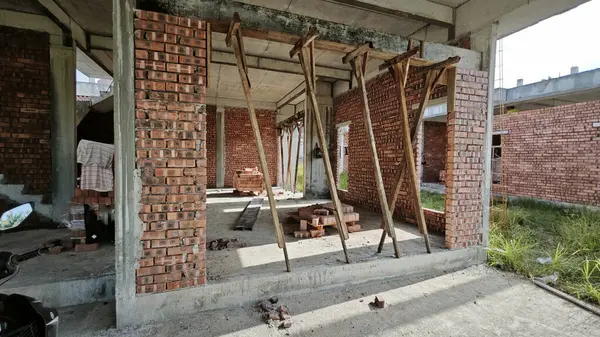 Konut inşaatı binasının temel beton çerçeve ve duvarı çevresindeki olay yeri. 