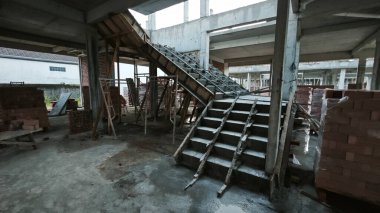 Konut inşaatı binasının temel beton çerçeve ve duvarı çevresindeki olay yeri. 