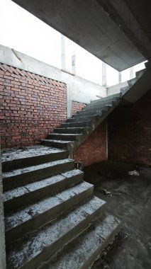 Konut inşaatı binasının temel beton çerçeve ve duvarı çevresindeki olay yeri. 