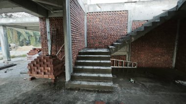 Konut inşaatı binasının temel beton çerçeve ve duvarı çevresindeki olay yeri. 