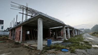 Konut inşaatı binasının temel beton çerçeve ve duvarı çevresindeki olay yeri. 