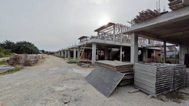 Konut inşaatı binasının temel beton çerçeve ve duvarı çevresindeki olay yeri. 