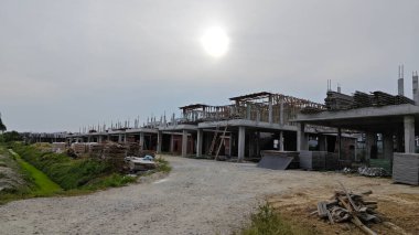 Konut inşaatı binasının temel beton çerçeve ve duvarı çevresindeki olay yeri. 