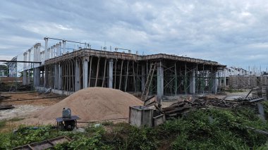 Konut inşaatı binasının temel beton çerçeve ve duvarı çevresindeki olay yeri. 