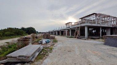 Konut inşaatı binasının temel beton çerçeve ve duvarı çevresindeki olay yeri. 