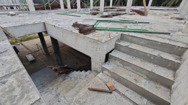 Konut inşaatı binasının temel beton çerçeve ve duvarı çevresindeki olay yeri. 